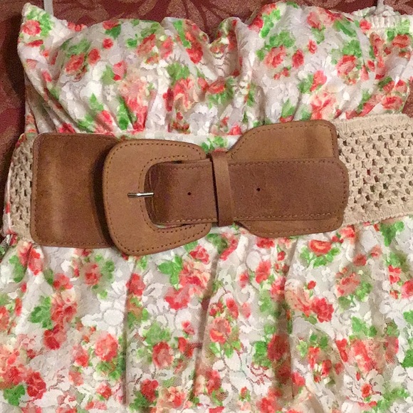 DEB strapless flowered 3 tiered ruffle lace top, S - Picture 2 of 4